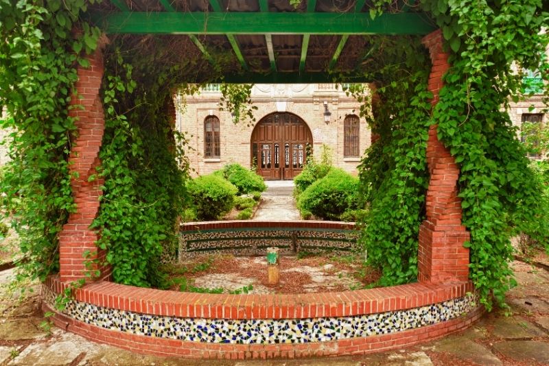 Circular pergola surrounded by plants